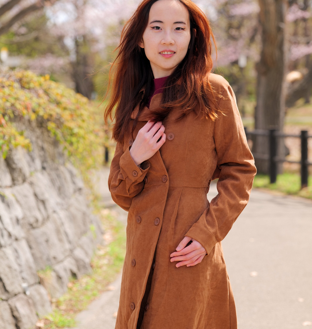 公園の小道を歩く女性モデル・クレアの全身ポートレート写真